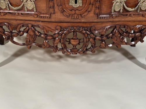 Antiquités - Commode provençale en noyer, Pierre Pillot à Nîmes vers 1775