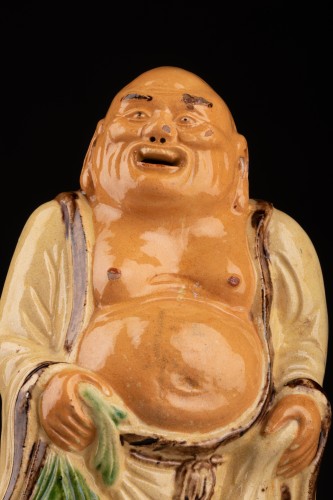 Statuette de Boudha rieur en terre vernissée d’Apt - Céramiques, Porcelaines Style Louis XVI