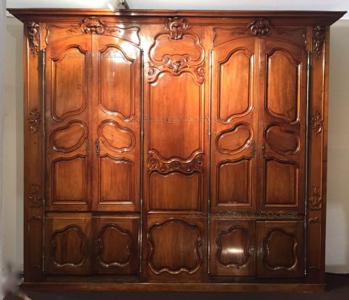 Buffet de boiserie en noyer à huit portes, Nîmes époque Louis XV vers 1750