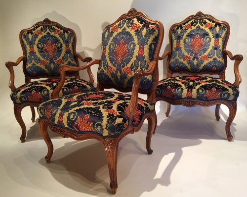 Série de trois fauteuils à dossier plats, par Pierre Nogaret à Lyon vers 1750