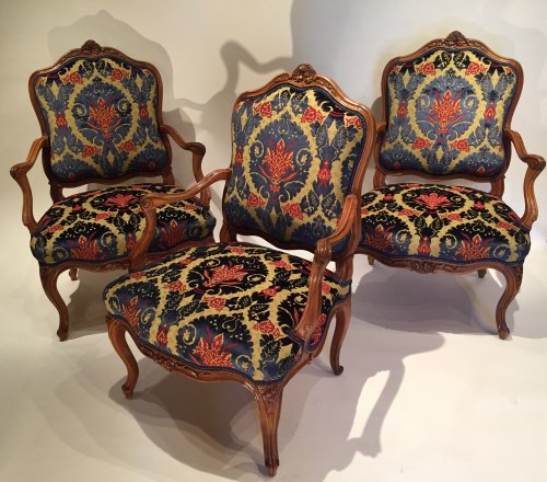 Série de trois fauteuils à dossier plats, par Pierre Nogaret à Lyon vers 1750 - Sièges Style Louis XV