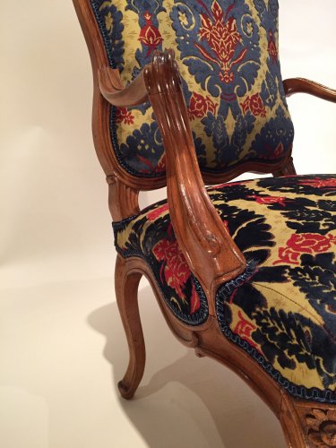 Louis XV - Série de trois fauteuils à dossier plats, par Pierre Nogaret à Lyon vers 1750