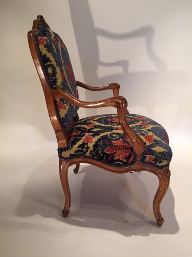 Antiquités - Série de trois fauteuils à dossier plats, par Pierre Nogaret à Lyon vers 1750