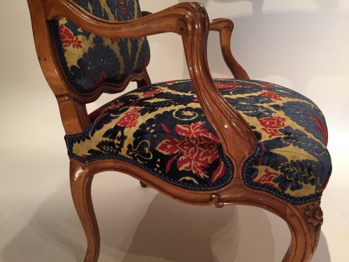 Antiquités - Série de trois fauteuils à dossier plats, par Pierre Nogaret à Lyon vers 1750