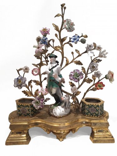 Encrier en bronze, porcelaine de Saxe et biscuit émaillé d'époque Louis XV