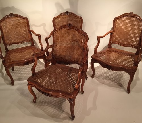 Antiquités - Série de fauteuils en noyer par Pierre Nogaret à Lyon vers 1750