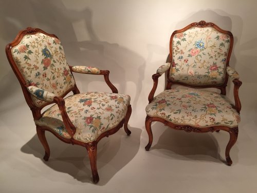 Sièges Fauteuil & Bergère - Paire de fauteuils "à la reine" estampillés N.Heurtaut , Paris époque Louis XV