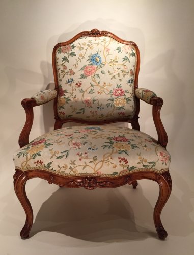 XVIIIe siècle - Paire de fauteuils "à la reine" estampillés N.Heurtaut , Paris époque Louis XV