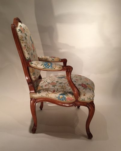 Antiquités - Paire de fauteuils "à la reine" estampillés N.Heurtaut , Paris époque Louis XV