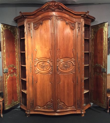 Monumental hunting wardrobe, Ile de France Regence period circa 1720-1730