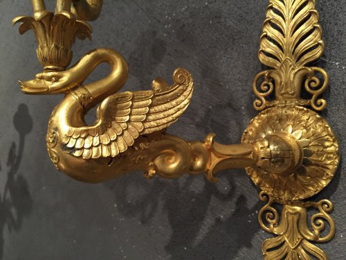 XIXe siècle - Paire d’appliques en bronze doré «aux cygnes» Paris époque Empire vers 1810