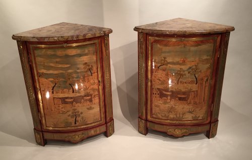Antiquités - Paire d’encoignures aux paysages lacustres et ruines antiques, Pierre Roussel à Paris vers 1780.