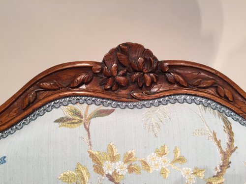 Paire de larges fauteuils en noyer à dossier plats « à la reine », Pierre Nogaret à Lyon vers 1750 - Sièges Style Louis XV