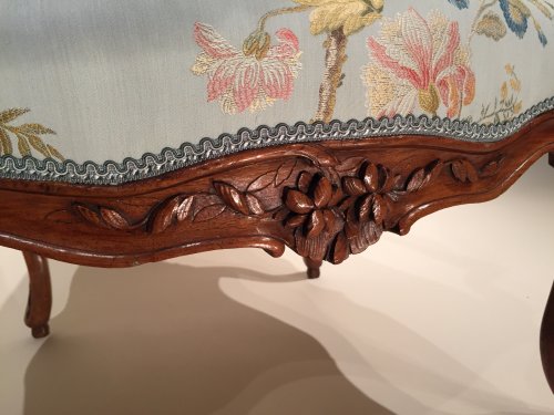 Sièges Fauteuil & Bergère - Paire de larges fauteuils en noyer à dossier plats « à la reine », Pierre Nogaret à Lyon vers 1750