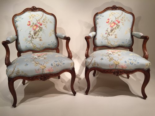 XVIIIe siècle - Paire de larges fauteuils en noyer à dossier plats « à la reine », Pierre Nogaret à Lyon vers 1750