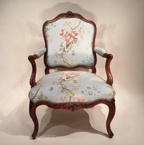 Louis XV - Paire de larges fauteuils en noyer à dossier plats « à la reine », Pierre Nogaret à Lyon vers 1750