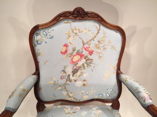 Antiquités - Paire de larges fauteuils en noyer à dossier plats « à la reine », Pierre Nogaret à Lyon vers 1750