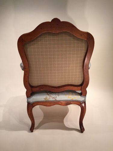 Antiquités - Paire de larges fauteuils en noyer à dossier plats « à la reine », Pierre Nogaret à Lyon vers 1750
