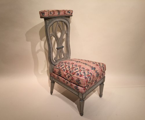 Chaise voyeuse à genoux en bois de hêtre laqué gris, modèle de Jacob, Paris époque Louis XVI