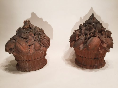 Paire de corbeilles de fruits en terre cuite, Provence époque Louis XVI