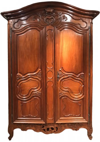 Petite armoire de mariage en noyer, Nîmes début de l’époque Louis XV