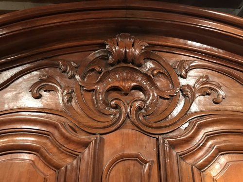 Petite armoire de mariage en noyer, Nîmes début de l’époque Louis XV - Mobilier Style Louis XV