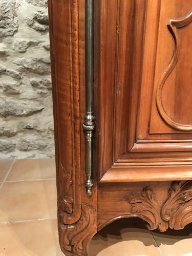 Petite armoire de mariage en noyer, Nîmes début de l’époque Louis XV - Franck Baptiste Provence