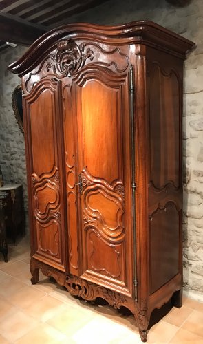 Petite armoire de mariage en noyer, Nîmes début de l’époque Louis XV - Louis XV