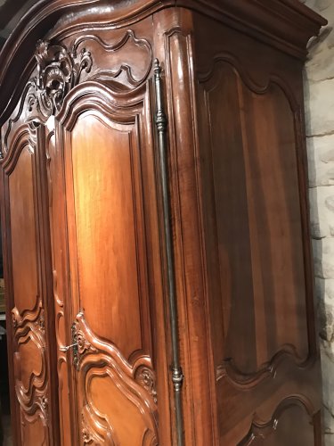 Louis XV - Petite armoire de mariage en noyer, Nîmes début de l’époque Louis XV