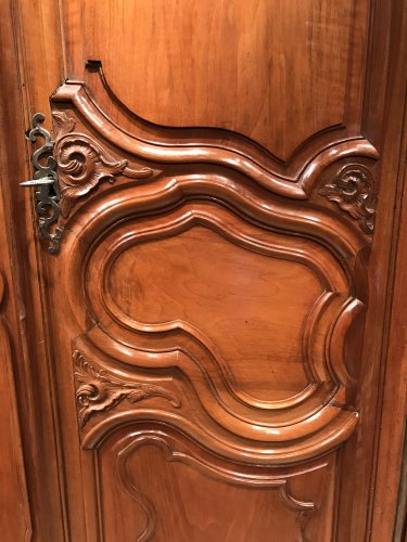 Antiquités - Petite armoire de mariage en noyer, Nîmes début de l’époque Louis XV