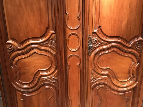 Antiquités - Petite armoire de mariage en noyer, Nîmes début de l’époque Louis XV