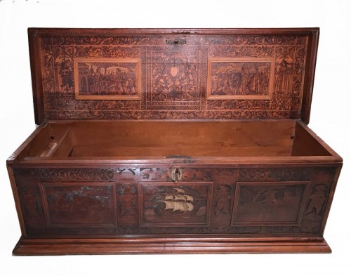 Grand coffre de marin en cèdre pyrogravé, République de Venise XVIe siècle