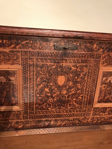 XVIe siècle et avant - Grand coffre de marin en cèdre pyrogravé, République de Venise XVIe siècle