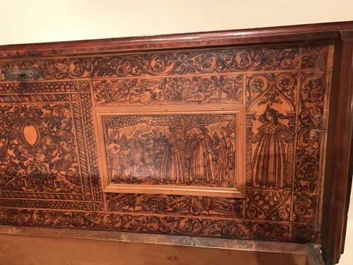 Antiquités - Grand coffre de marin en cèdre pyrogravé, République de Venise XVIe siècle