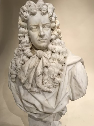 Grand buste en marbre représentant le marquis de Louvois, Paris XVIIe siècle - Sculpture Style Louis XIV