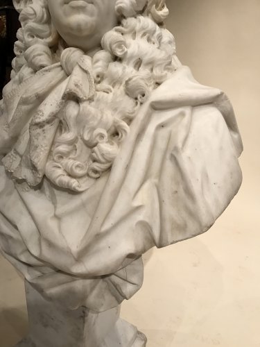 Antiquités - Grand buste en marbre représentant le marquis de Louvois, Paris XVIIe siècle
