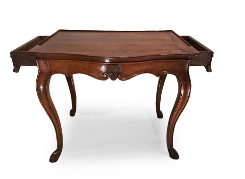 Bureau plat de milieu en noyer, Provence époque Louis XV vers 1750