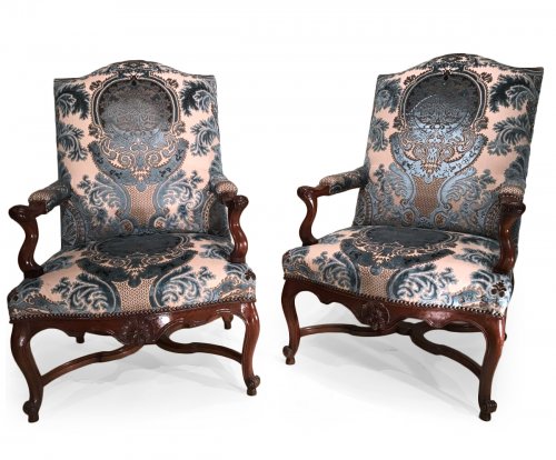 Paire de larges fauteuils «de cheminée» en noyer massif, Provence vers 1720