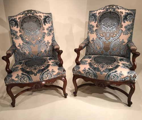 Paire de larges fauteuils «de cheminée» en noyer massif, Provence vers 1720 - Sièges Style Régence