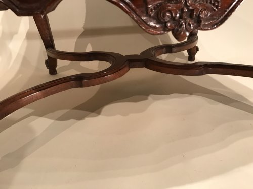 XVIIIe siècle - Paire de larges fauteuils «de cheminée» en noyer massif, Provence vers 1720