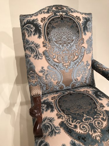 Paire de larges fauteuils «de cheminée» en noyer massif, Provence vers 1720 - Régence