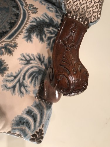 Régence - Paire de larges fauteuils «de cheminée» en noyer massif, Provence vers 1720