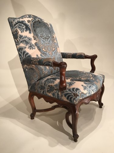 Antiquités - Paire de larges fauteuils «de cheminée» en noyer massif, Provence vers 1720