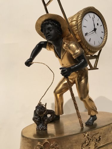 Antiquités - Pendulette au nègre portefaix, Paris époque Empire vers 1810