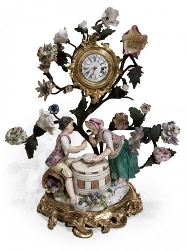 Pendulette en porcelaine et bronze doré, Paris XVIIIe siècle