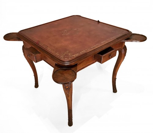 Table à jeux aux porte-bougeoirs en Noyer massif, Lyon époque Régence