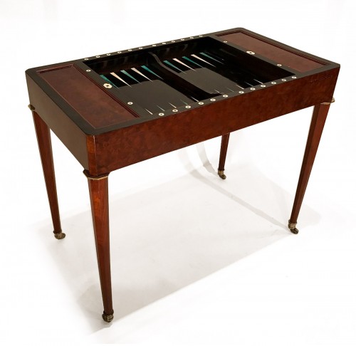 Petite table Tric-Trac en acajou ronceux, attribuée à Jacob-Desmalter à Paris vers 1810