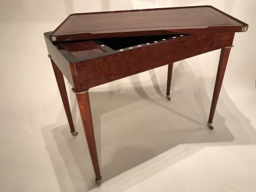 Mobilier Table à Jeux - Petite table Tric-Trac en acajou ronceux, attribuée à Jacob-Desmalter à Paris vers 1810