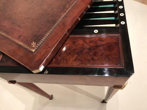 XIXe siècle - Petite table Tric-Trac en acajou ronceux, attribuée à Jacob-Desmalter à Paris vers 1810