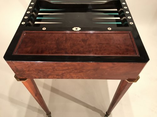 Antiquités - Petite table Tric-Trac en acajou ronceux, attribuée à Jacob-Desmalter à Paris vers 1810